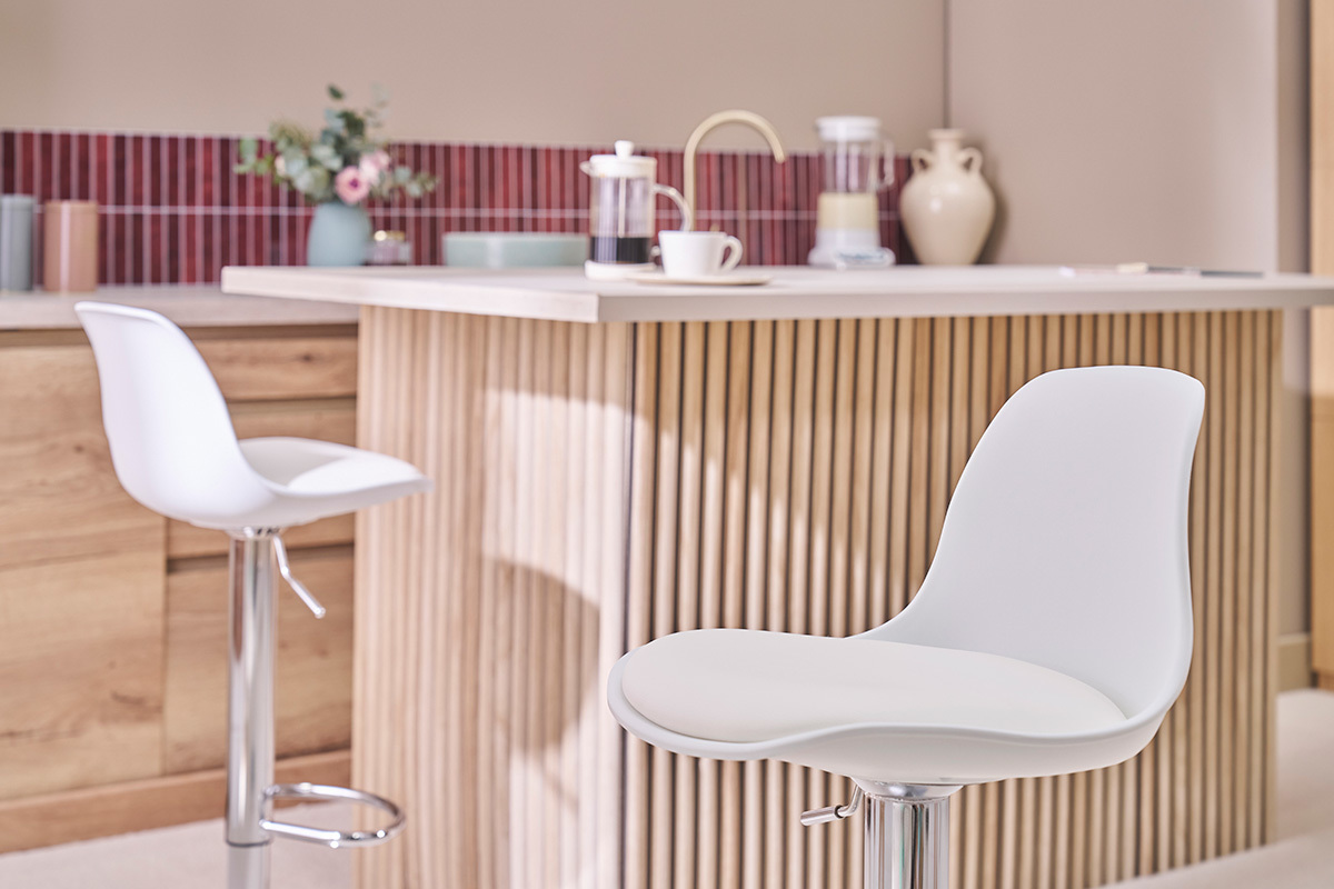 Wei�e Design-Barhocker STEEVY vor einer modernen K�cheninsel.