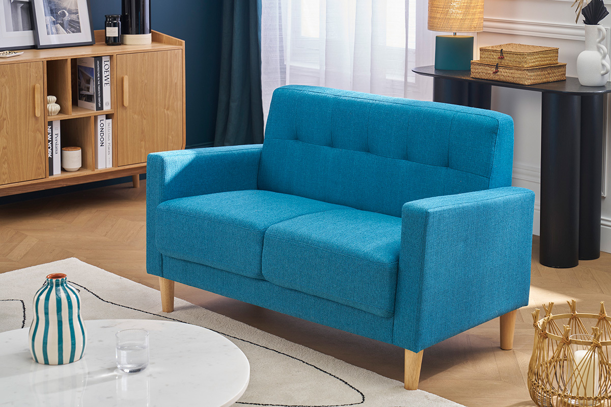 Skandinavisches Sofa f�r 2 Personen in Entenblau aus Stoff und hellem Holz, Eckansicht in einem Wohnzimmer.
