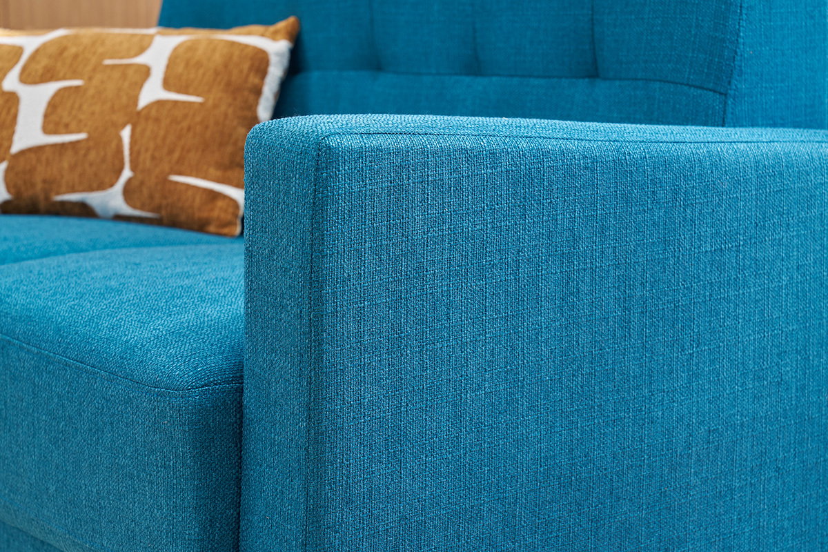 Skandinavisches Entenblau-Sofa mit Kissen, seitliche Nahaufnahme.