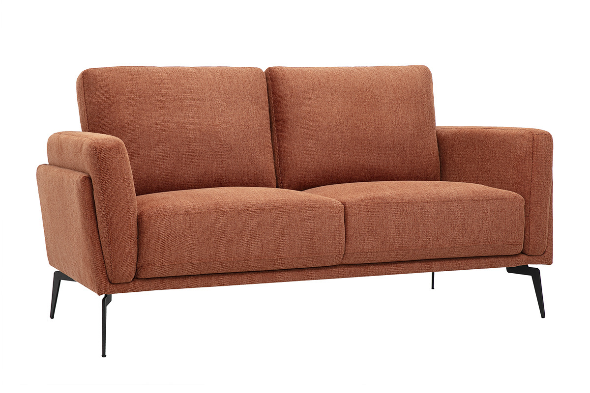 Designer-Zweisitzer-Sofa aus Stoff in gebranntem Erdefarbton mit schwarzen Metallf��en, 3/4-Ansicht.