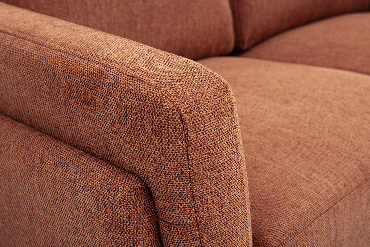 Detail des 2-Sitzer-Sofas MOSCO aus strukturiertem Samtstoff in gebrannter Erde, Nahaufnahme der Armlehne