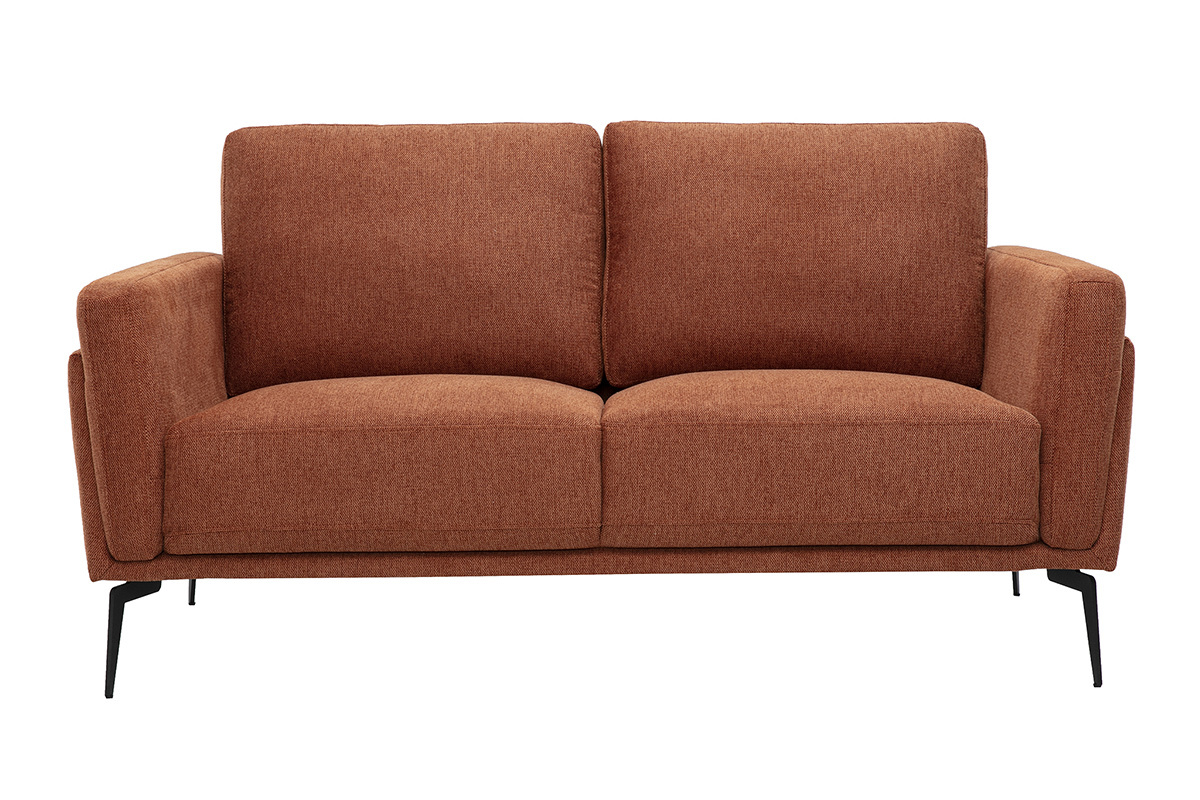 2-Sitzer-Designsofa aus Stoff mit strukturierter Samtoptik in gebrannter Erde, Frontansicht mit schwarzen Metallf��en.