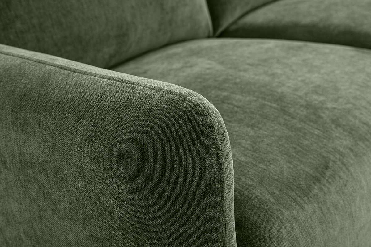 Zweiersofa aus khakigr�nem Stoff in Samtoptik, Detail der Armlehne.