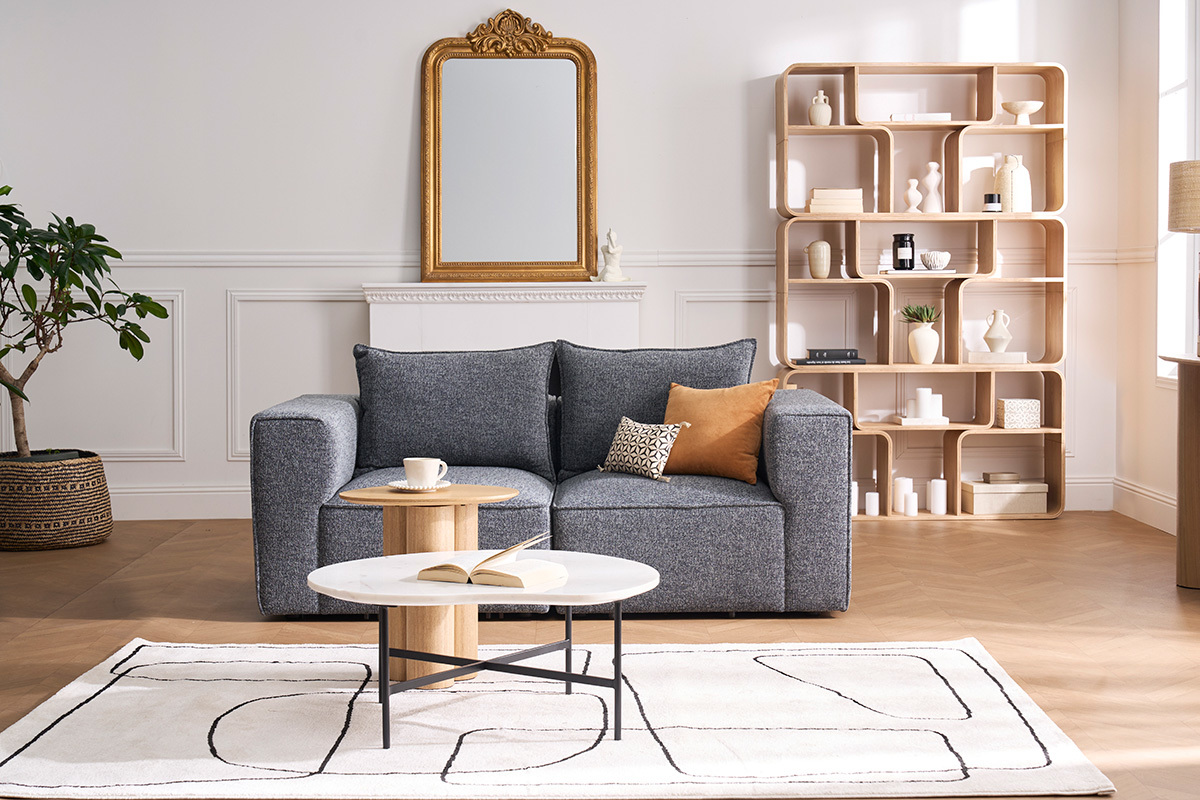 Modulares 2-Sitzer-Sofa KERRY in Grau in einem modernen Wohnzimmer mit Couchtisch und Regal.