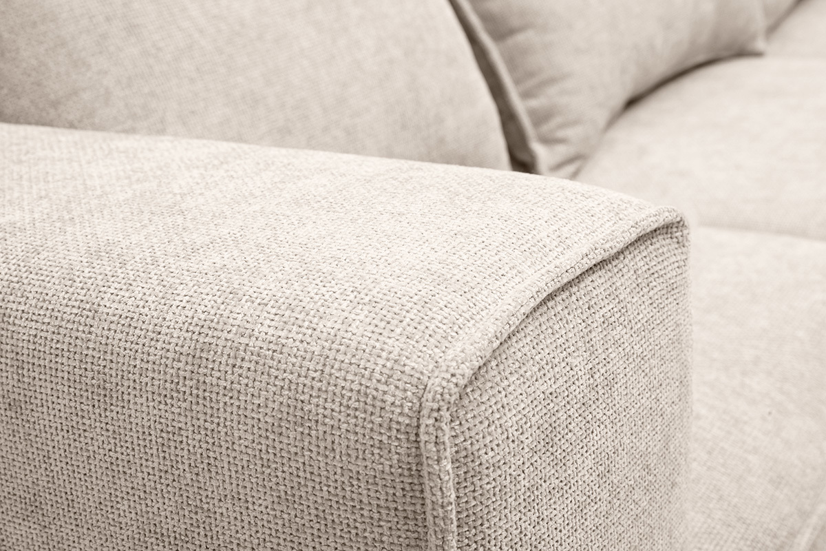 Nahaufnahme des beige strukturierten Samteffekts des modularen Sofas KERRY.