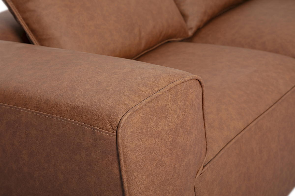 Detail des 2-Sitzer-Modularsofas FERGUS aus braunem Leder, Nahaufnahme der Armlehne.