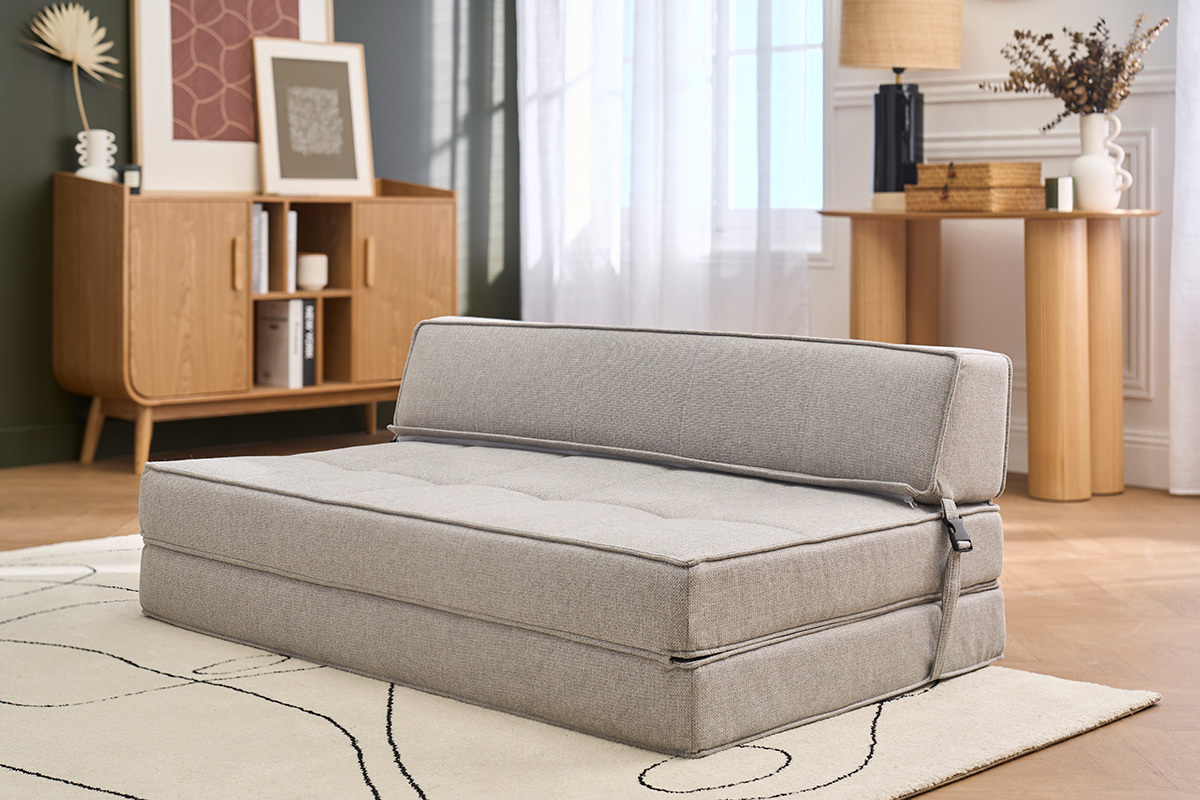 Zweier-Schlafsessel in hellem Grau KATY in einem modernen Wohnzimmer.