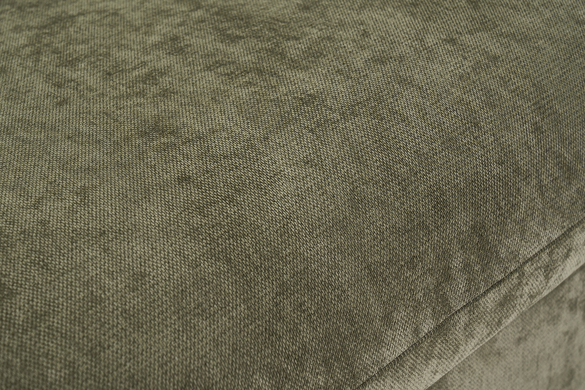 Nahaufnahme des khaki-gr�nen, strukturierten Samtstoffs des Schlafsofas PAULIN.