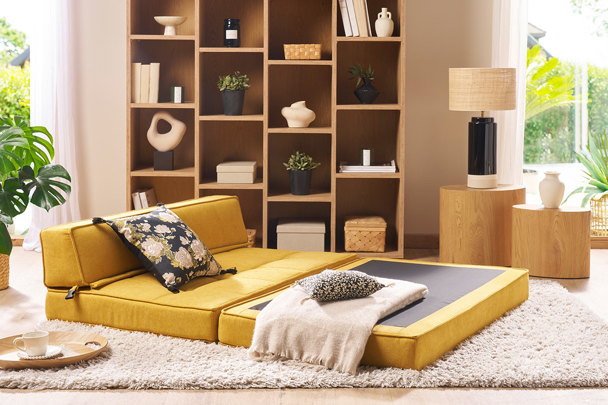 2-Sitzer Schlafsofa in senfgelbem Stoff mit Samteffekt KATY