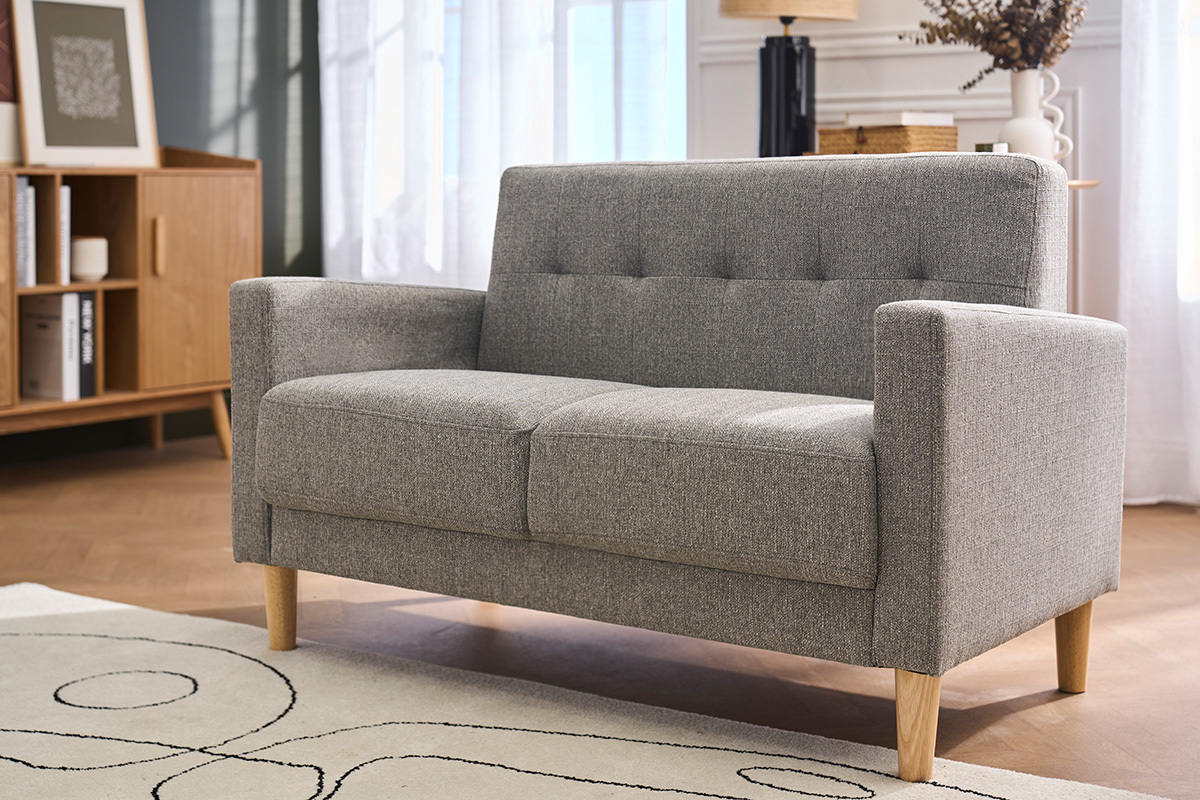 Skandinavisches 2-Sitzer Sofa grau mit Holzbeinen, 3/4 Ansicht.