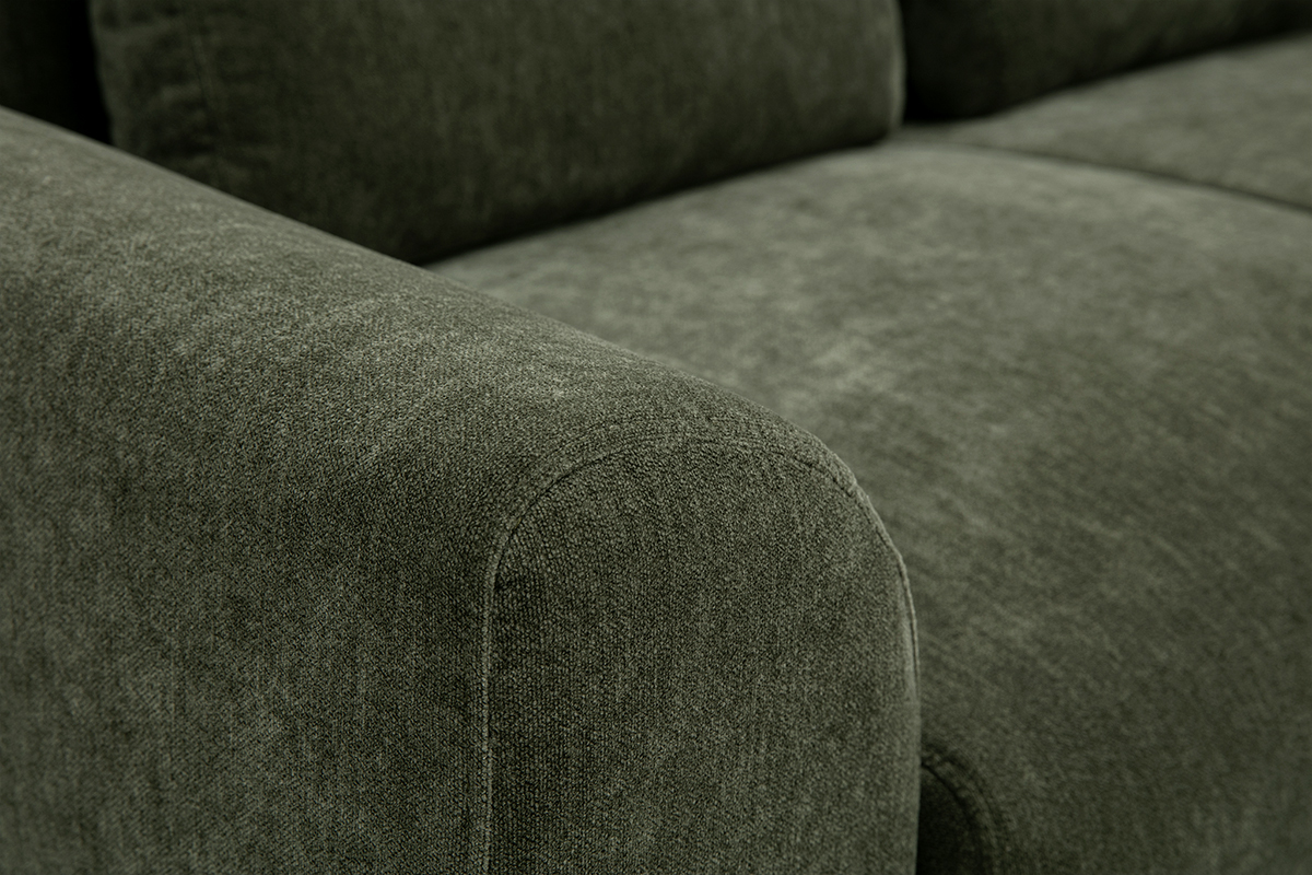 Detail des 2-Sitzer-Sofas EKTOR aus gr�n-khaki Samtoptik-Stoff an der Armlehne
