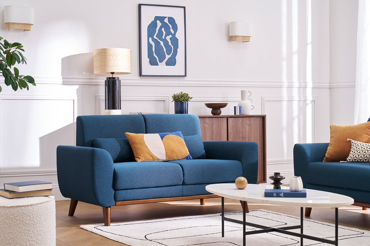 2-Sitzer-Sofa EKTOR aus blauem Stoff mit Kissen, in einem Vintage-Wohnzimmer