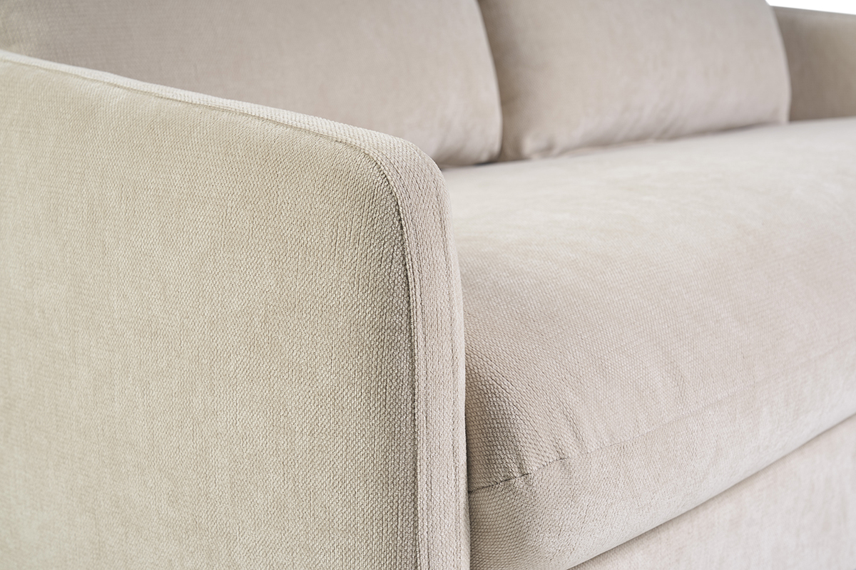 Detail des 2-Sitzer-Sofas aus Stoff mit strukturierter Samtoptik in Beige PAULIN, Seitenansicht