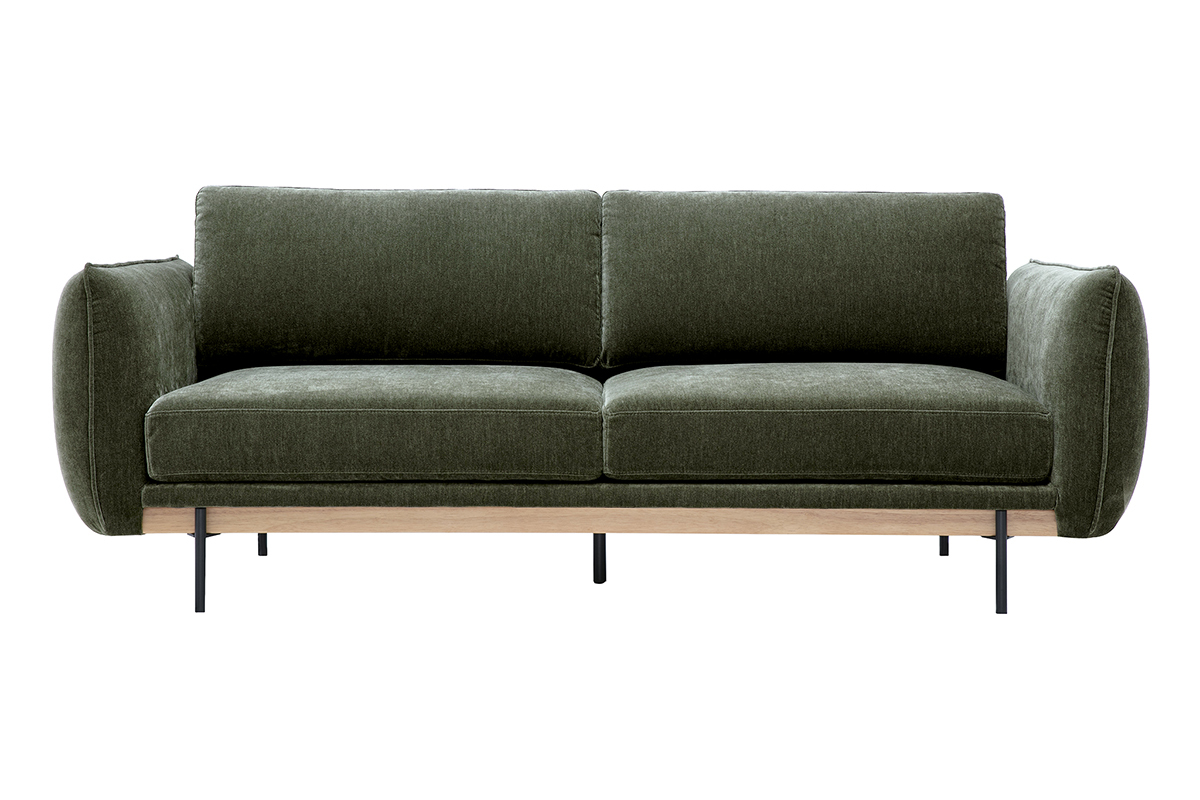 Designer-Dreisitzer-Sofa aus gr�nem Stoff in Samtoptik in Khaki, Frontansicht, Gestell aus Holz und schwarzem Metall.