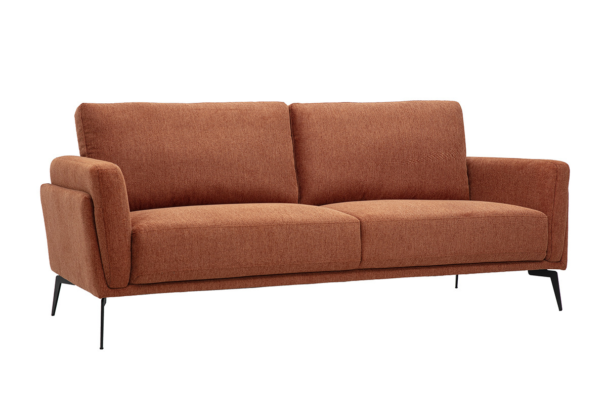 3-Sitzer-Designsofa aus Stoff mit strukturierter Samtoptik in gebrannter Erde, schwarze Metallf��e, 3/4-Ansicht.