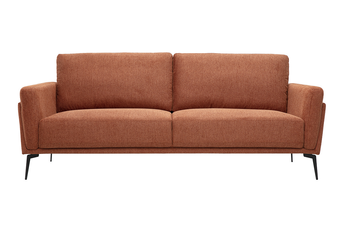 3-Sitzer-Designsofa aus Stoff mit strukturierter Samtoptik in gebrannter Erde, Frontansicht, auf schwarzen Metallf��en.