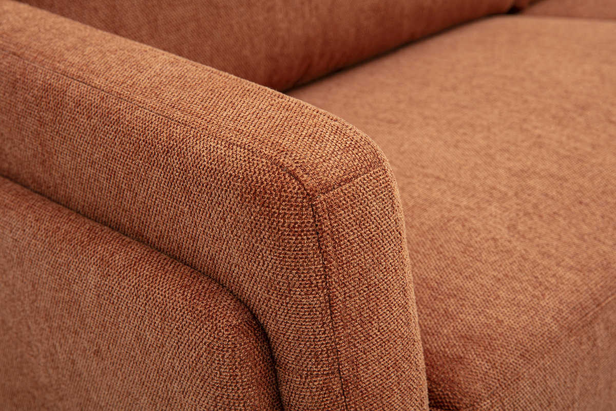 Detail des Design-3-Sitzer-Sofas aus Stoff mit strukturierter Samtoptik in gebrannter Erde.