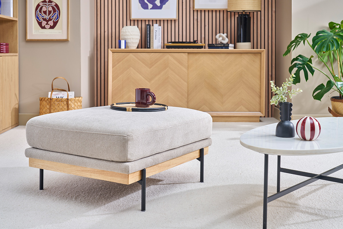 Fu�st�tze aus beigem Chenille-Stoff und schwarzem Metall in einem eleganten Wohnzimmer.