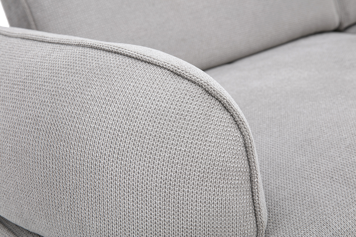Detail des grauen Chenille-Stoffs des elektrischen 3-Sitzer-Sofas OTIS mit abgerundeter Armlehne.