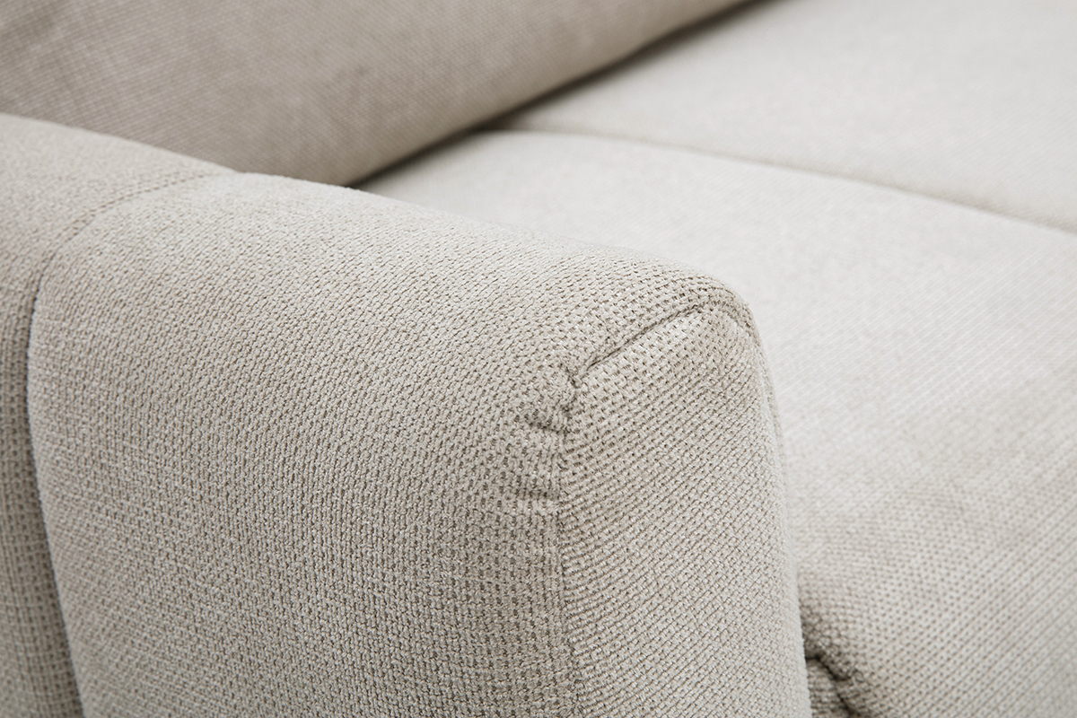 Nahaufnahme der Armlehne des Schlafsofas FOLDY aus beigem Chenille-Stoff.