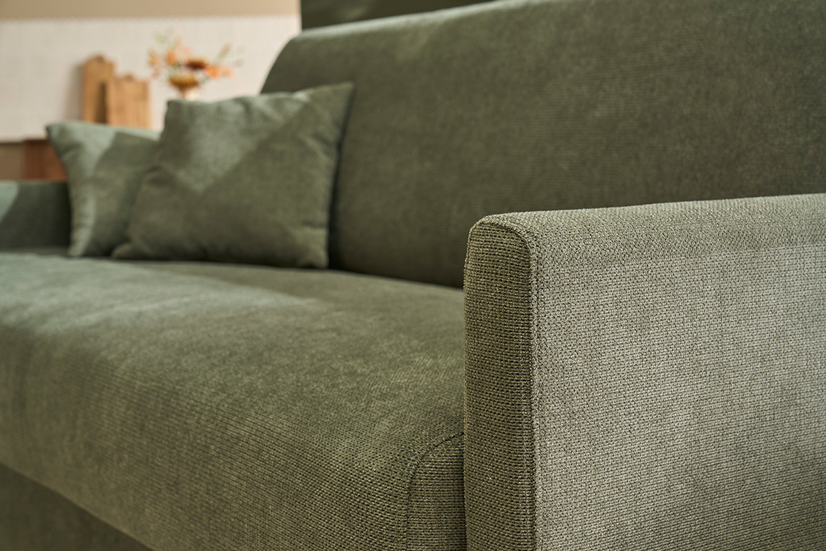 Nahaufnahme des SKANDY-Schlafsofas aus dunkelgr�nem Chenille-Stoff mit Kissen.