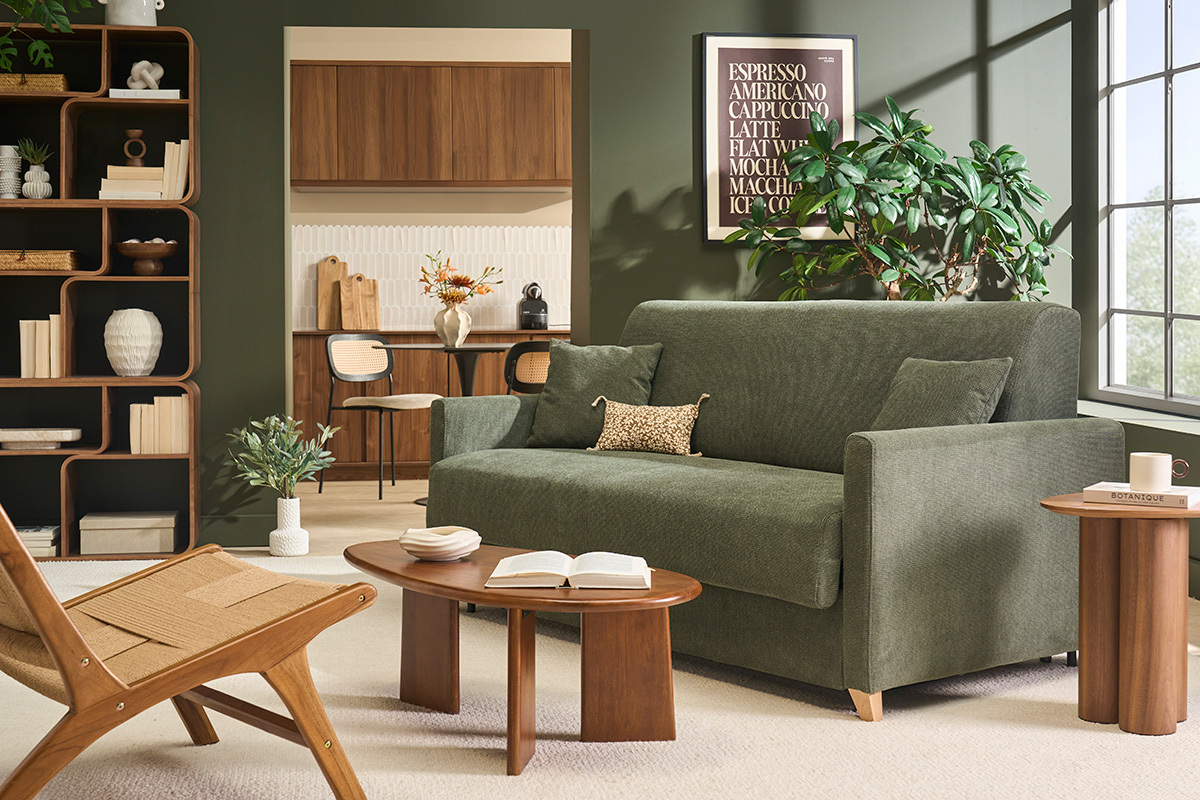 3-Sitzer-Schlafsofa aus dunkelgr�nem Chenille-Stoff in einem modernen Wohnzimmer mit einem Couchtisch aus Holz.
