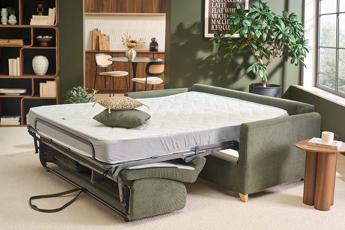 3-Sitzer-Schlafsofa SKANDY in ausgeklappter Position mit sichtbarer Matratze, Seitenansicht.