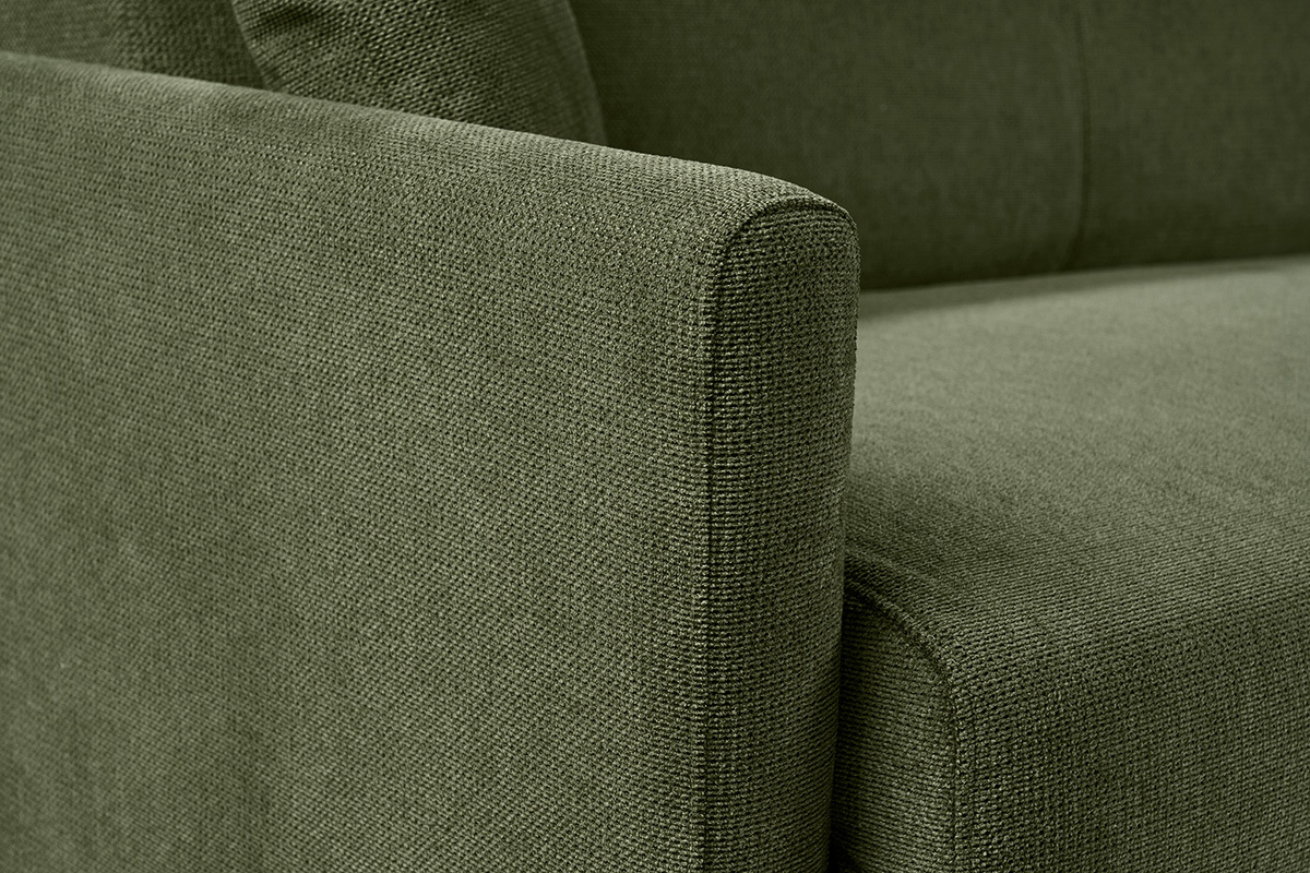 Detail des Schlafsofas SKANDY aus dunkelgr�nem Chenille-Stoff, Nahaufnahme der Armlehne.