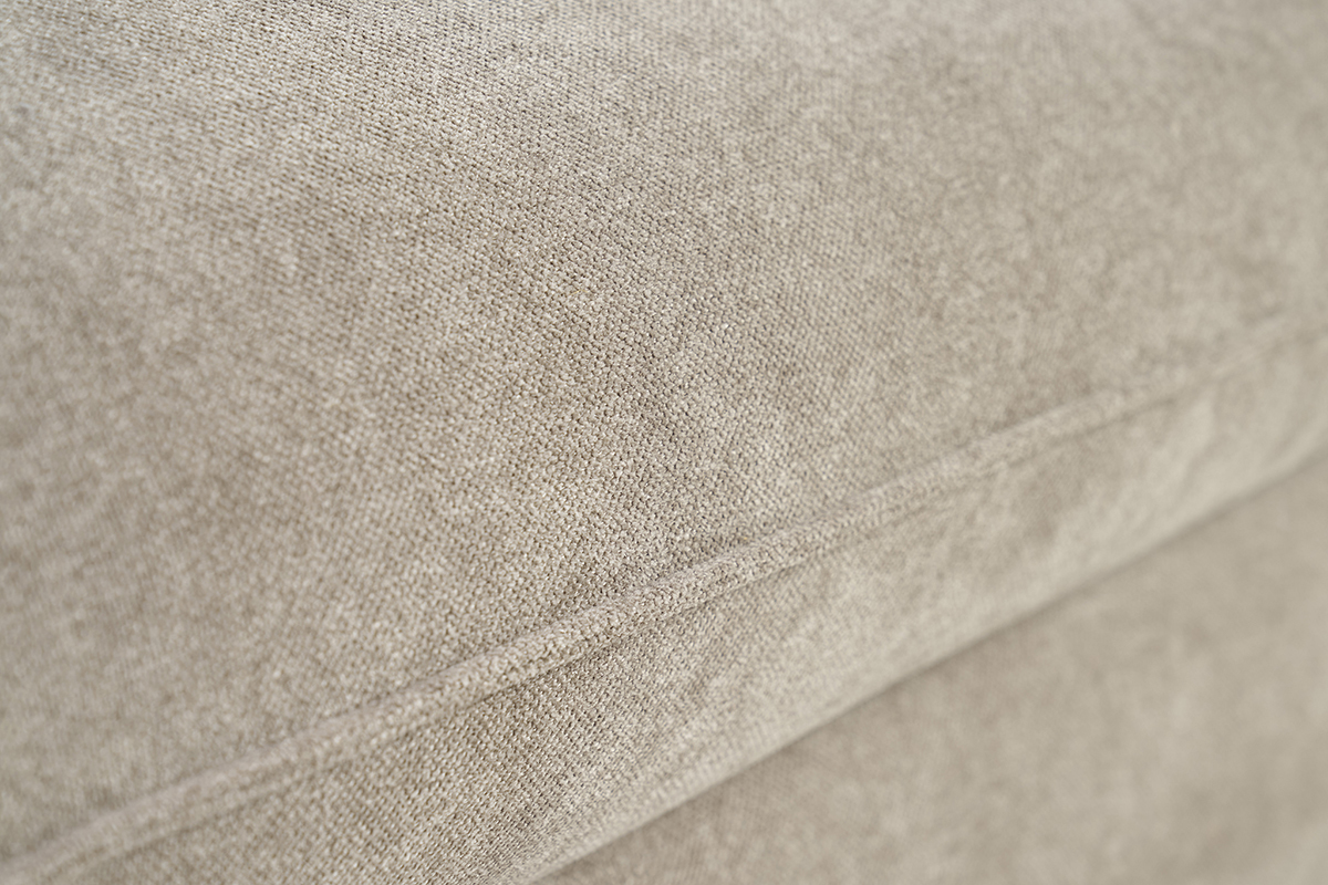 Nahaufnahme des taupefarbenen Samteffekts des Stoffes des Schlafsofas ARMAND.