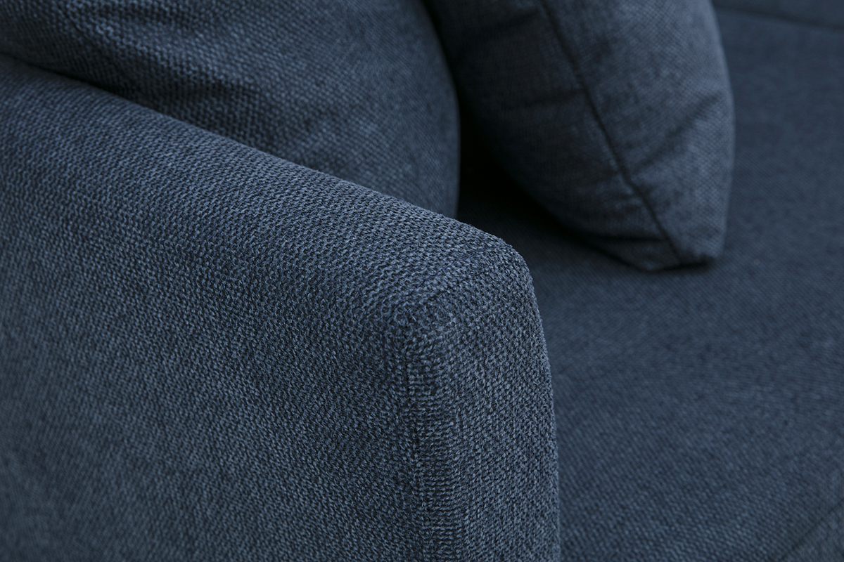 Detail des skandinavischen Sofas OSLO aus strukturiertem dunkelblauem Samtstoff, linke Ecke