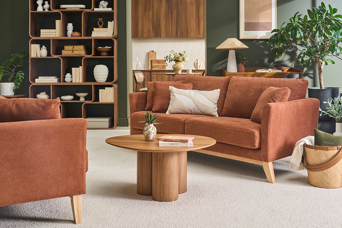 Skandinavisches Sofa mit abnehmbarem Bezug, 3-Sitzer, mit Kissen, aus Samtstoff, Seitenansicht.