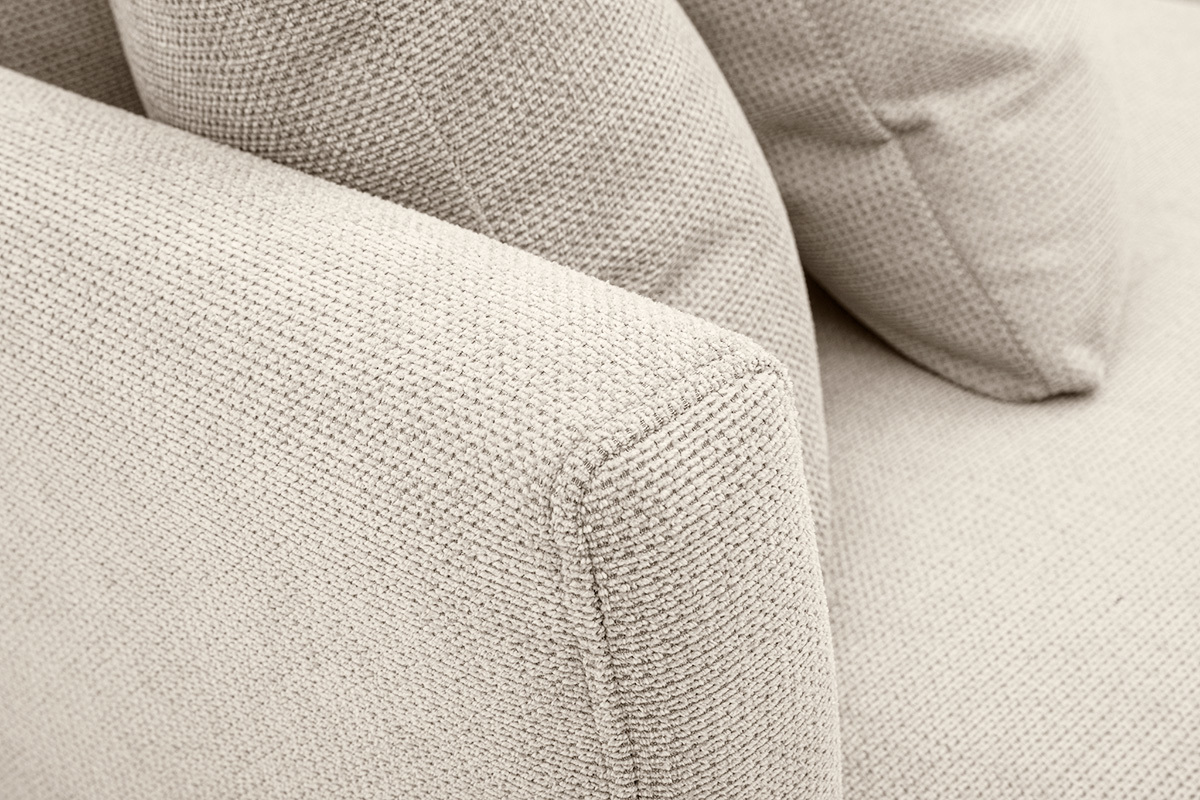 Detail des 3-Sitzer-Sofas aus beigem Chenille-Stoff mit abnehmbaren Kissen, Nahaufnahme