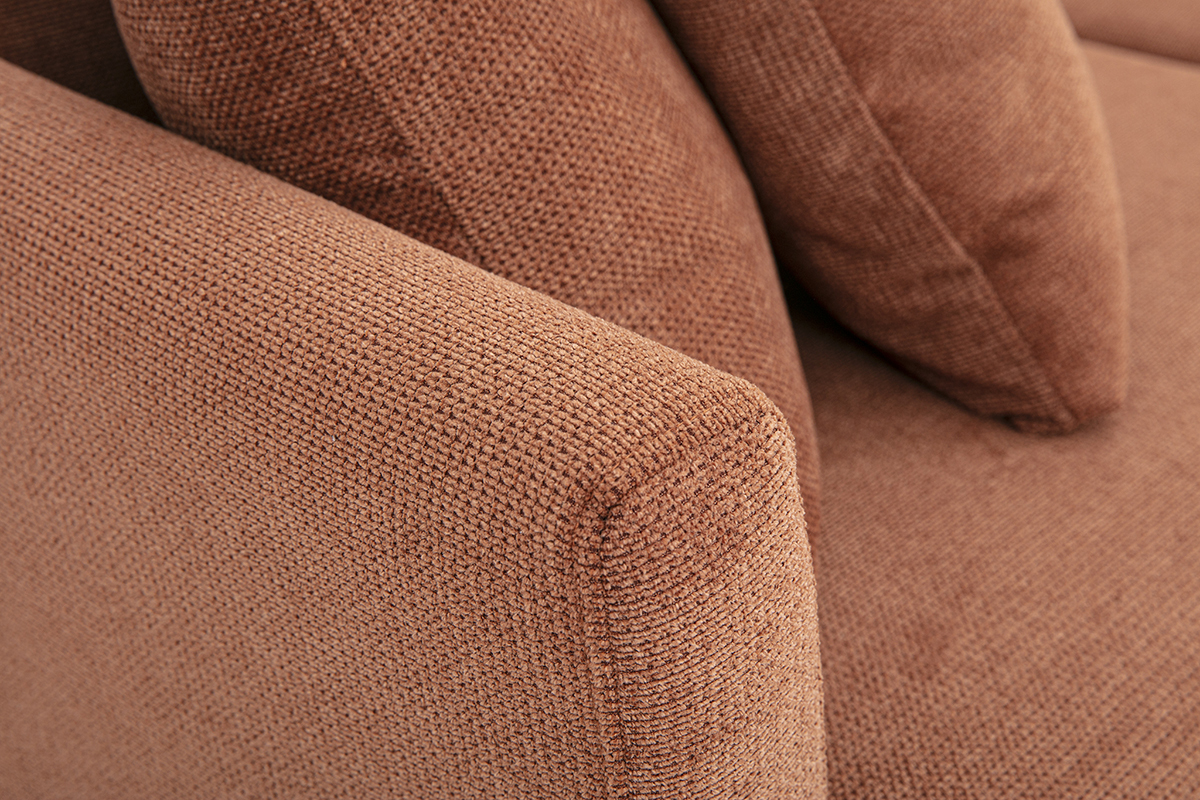 Detail eines 3-Sitzer-Sofas aus Chenille-Stoff in gebrannter Erde mit Armlehnen und Kissen