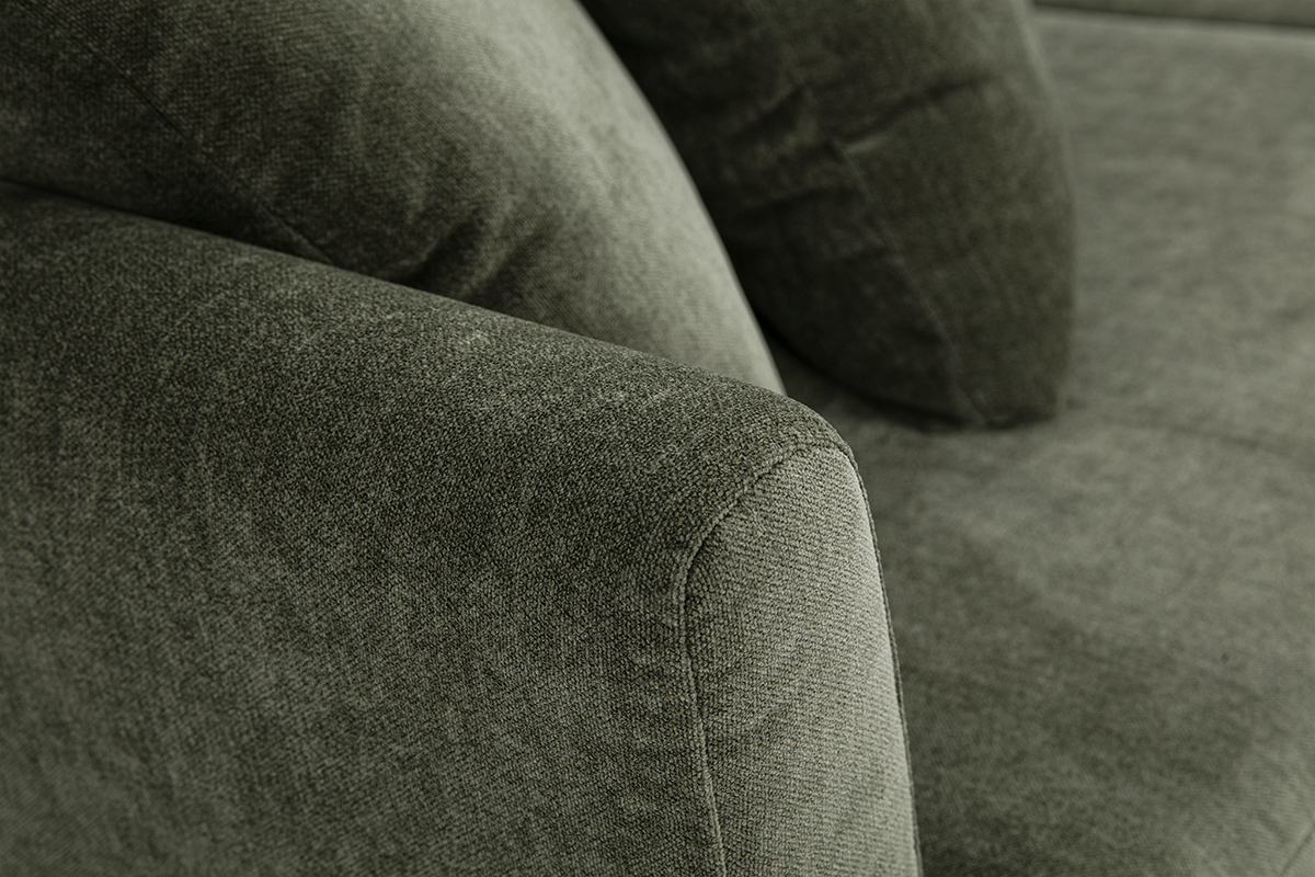 3-Sitzer-Sofa aus Stoff mit Samteffekt in Khaki-Gr�n, Nahaufnahme der Armlehnen und Kissen.