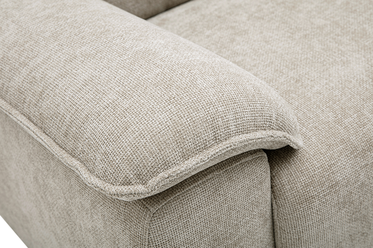 Detail einer Armlehne des 3-Sitzer-Sofas aus Stoff mit strukturierter Samtoptik in Beige LIVIO