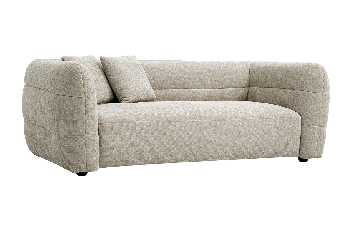 Dreisitzer-Sofa aus beigefarbenem Textilstoff, 3/4 Ansicht mit zwei Kissen.