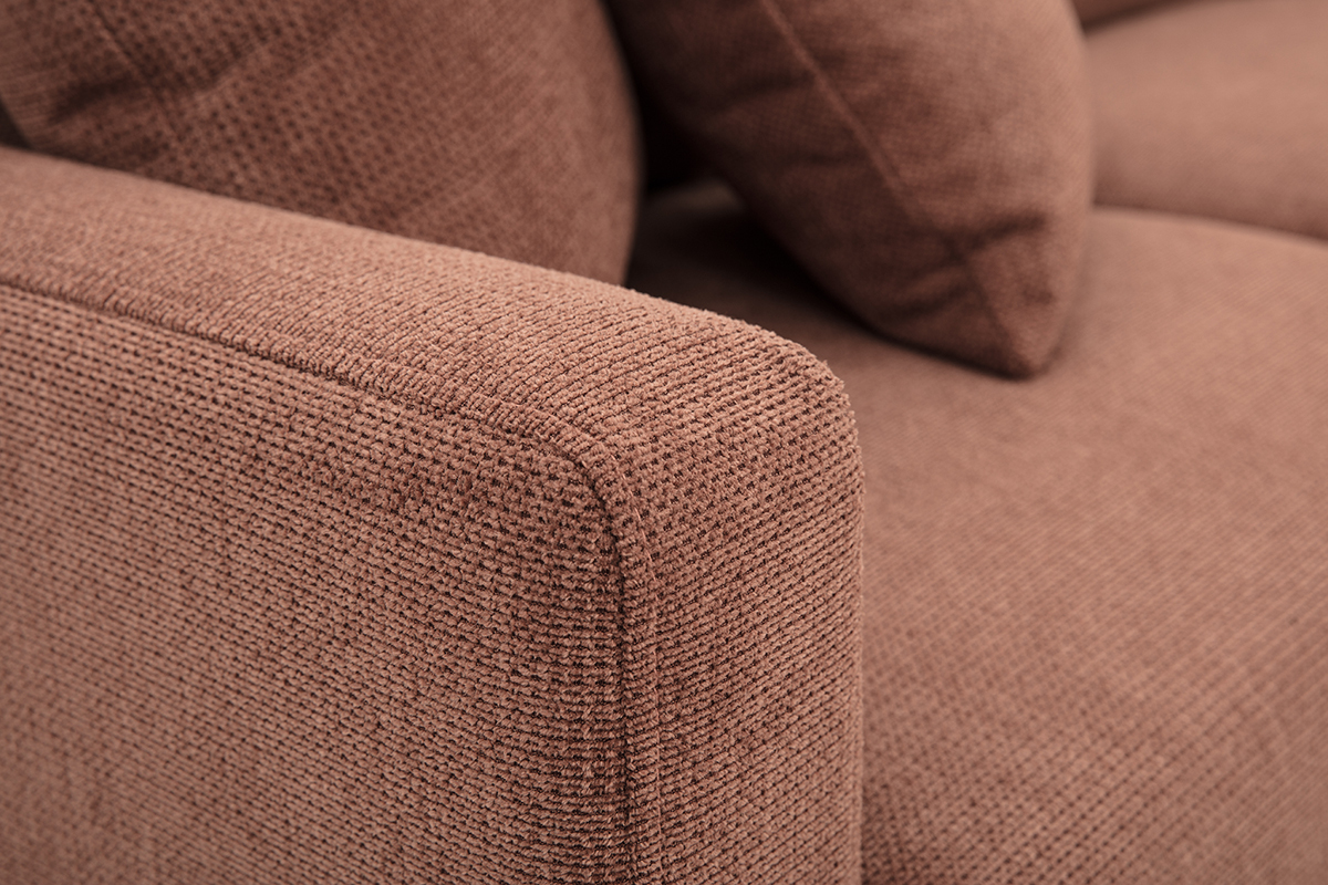 Nahaufnahme der Armlehne des MUNIK Sofas in gebrannter Erde Chenille-Stoff.