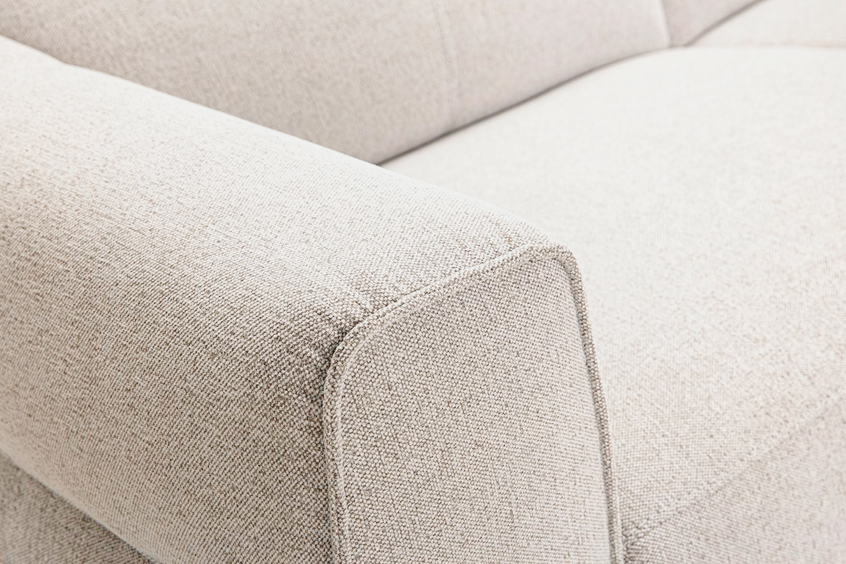 Detail des 3-Sitzer-Sofas aus beigefarbenem Stoff, mit Fokus auf die Kopfst�tze und die quadratische Armlehne.
