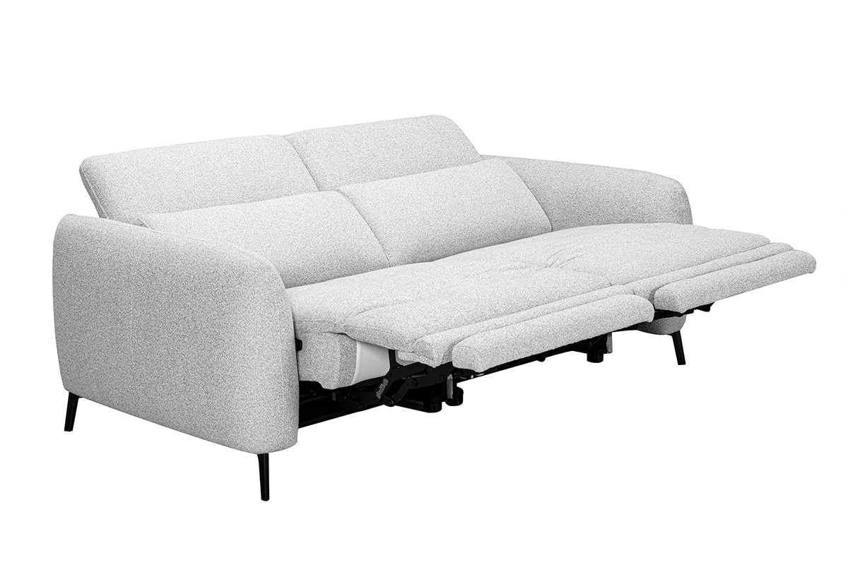 Hellgraues 3-Sitzer-Sofa mit verstellbaren Kopfst�tzen und elektrischem Fu�teil, 3/4-Ansicht.