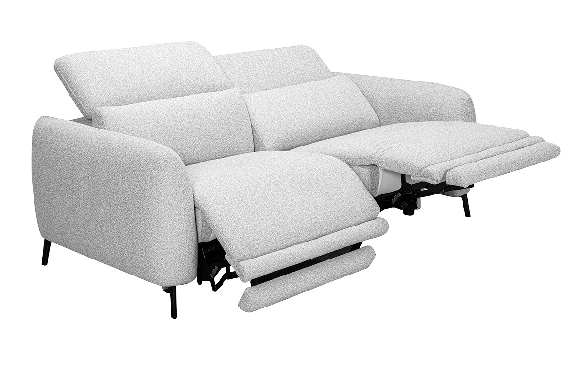 Hellgraues 3-Sitzer-Sofa mit verstellbaren Kopfst�tzen und elektrischem Fu�teil, 3/4-Ansicht.