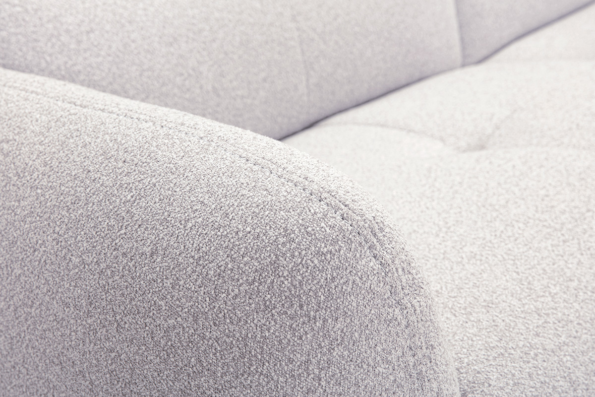 Detail des 3-Sitzer-Sofas TIGNES aus hellgrauem, strukturiertem Samtstoff, Nahaufnahme der Armlehne.