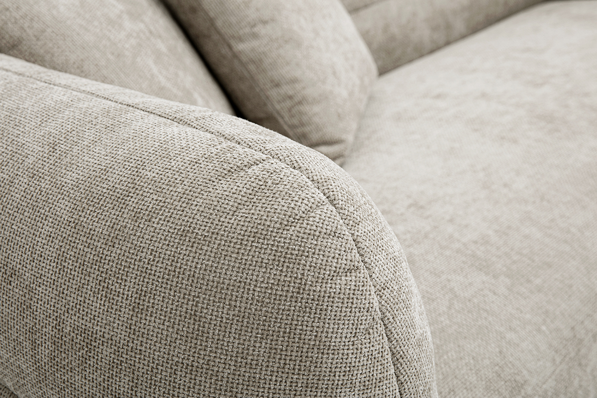 Detail des Stoffes mit beigefarbener, strukturierter Samtoptik des Sofas Joya.