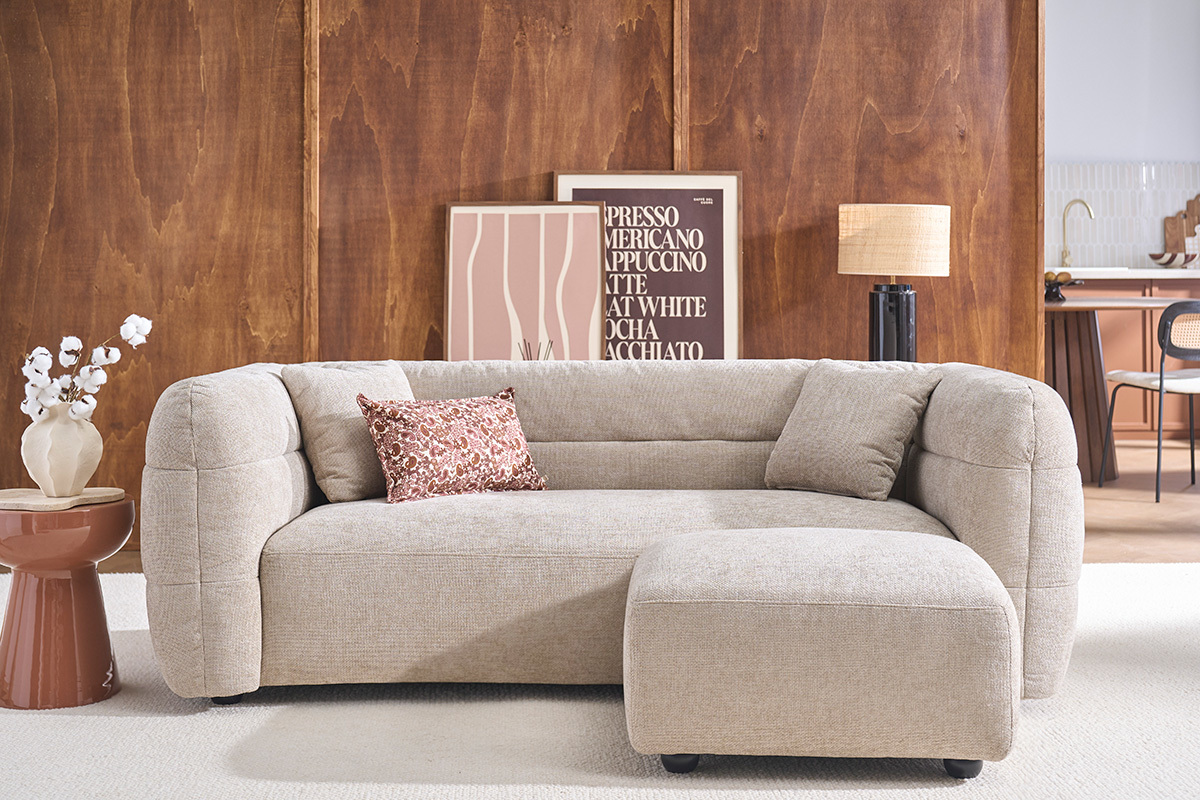 3-Sitzer Sofa und Fu�hocker aus Stoff in Beige mit Samt-Effekt JOYA
