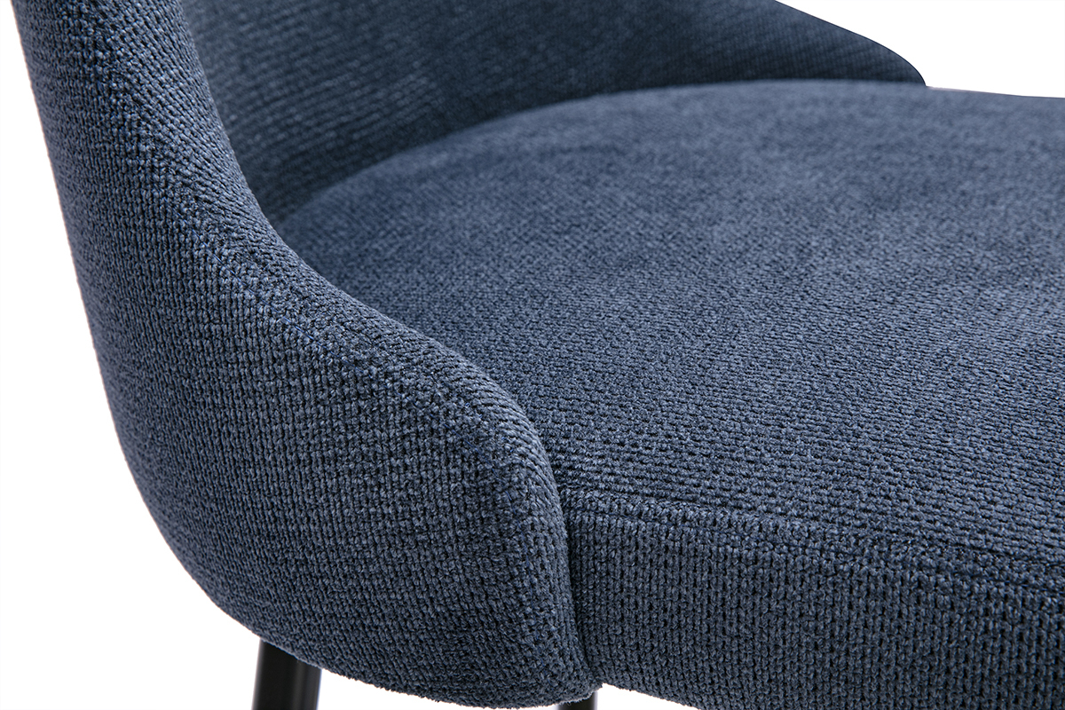 Gepolstertes Kissen eines Barhockers HASTA aus dunkelblauem Chenille-Stoff, Detailansicht.