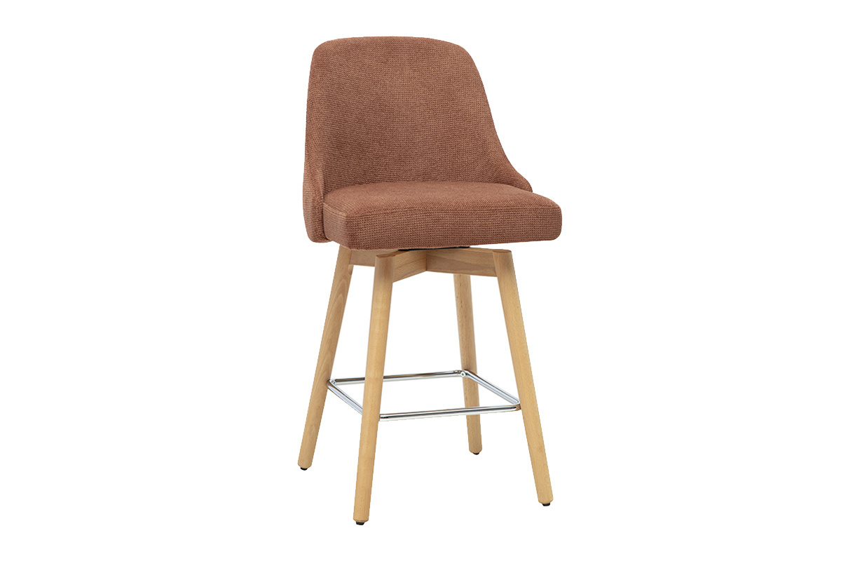 Skandinavischer 360�-drehbarer Barhocker aus Chenille-Stoff in gebrannter Erde mit Gestell aus Buchenholz, H65 cm.