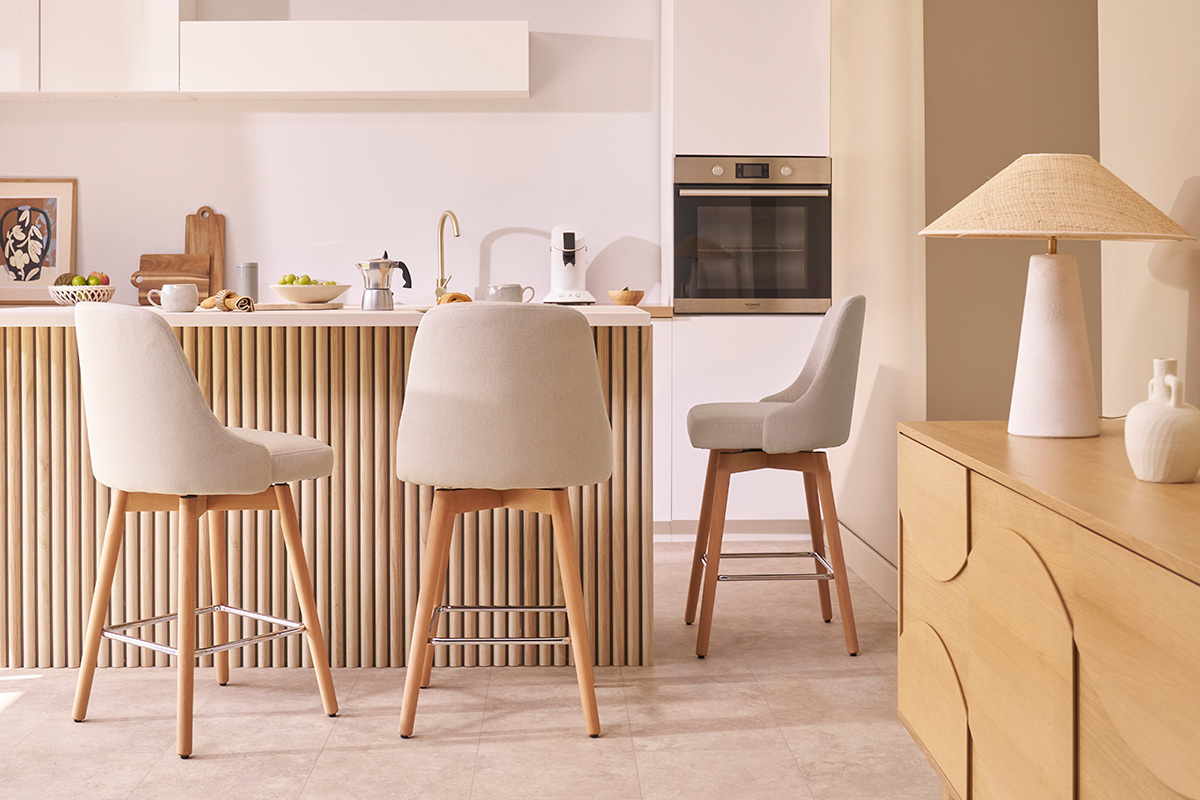 Drehbare skandinavische Barhocker aus beigem Stoff in einer modernen K�che.