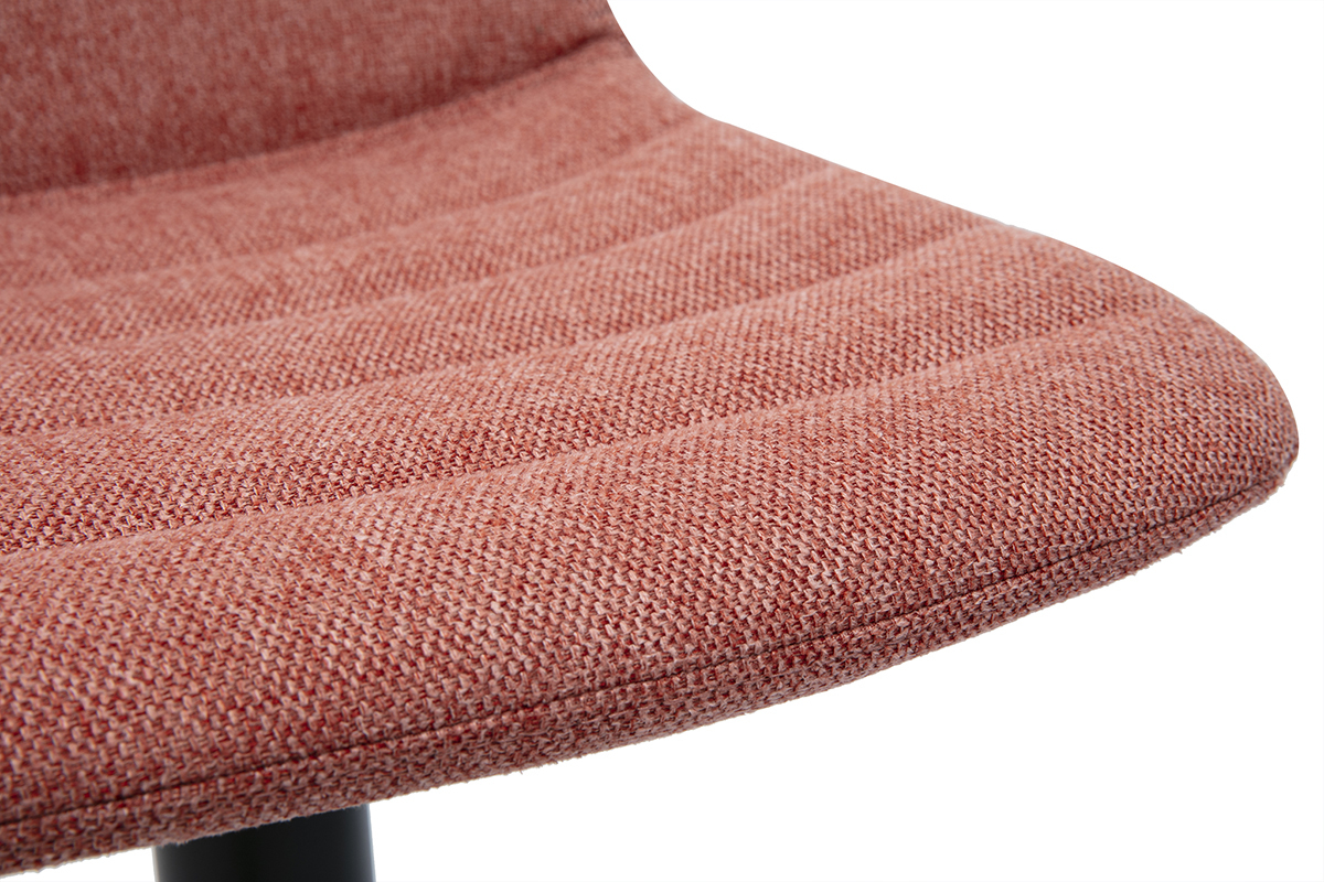 Nahaufnahme des texturierten Terrakotta-Stoffbezugs eines verstellbaren Hockers.