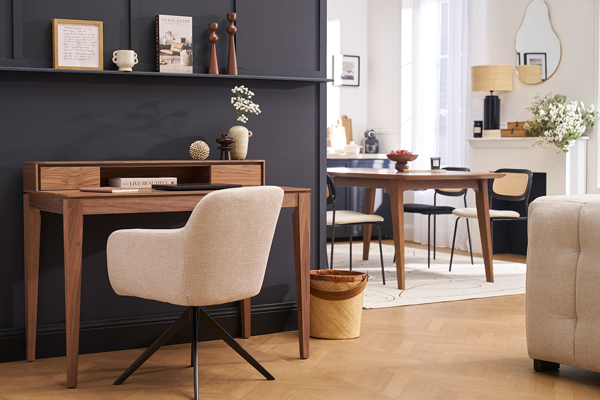 360� drehbarer Stuhl aus beigem samtartig strukturiertem Stoff und schwarzem Metall AMIKA