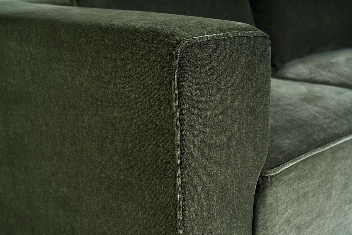 Detail des 5-Sitzer-Modulsofas aus gr�nem Kaki-Stoff mit Samteffekt, Nahaufnahme einer Armlehne.