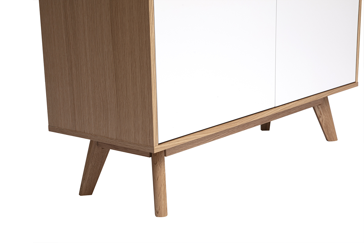 Hoher skandinavischer Buffetschrank aus Holz und Wei�, Seitenansicht, F��e aus massiver Eiche.